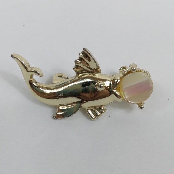 Jewelry - Vintage Pin Gold Tone Fish with "bubble" iridescent